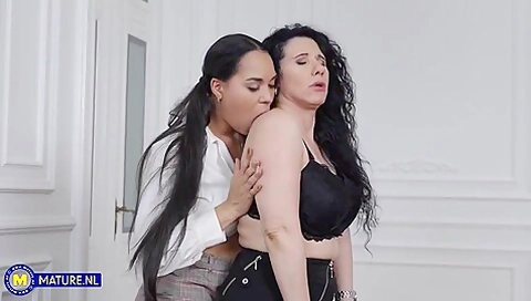 Licking The Hairy Pussy From Her Italian Stepmom - Sofia Siena, Kim Hot And Mature Nl
